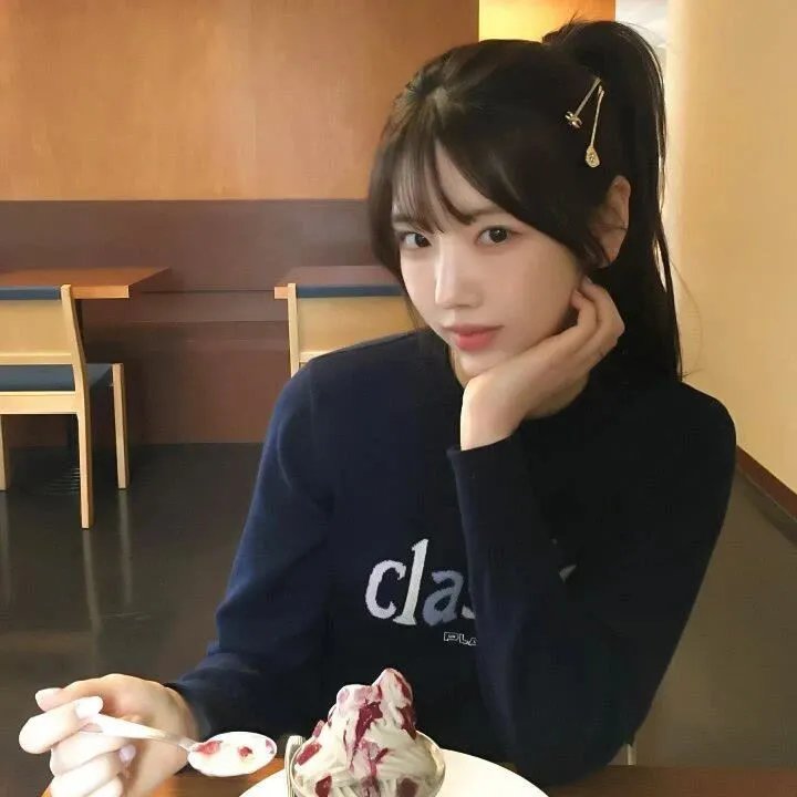 坐推土机的少女